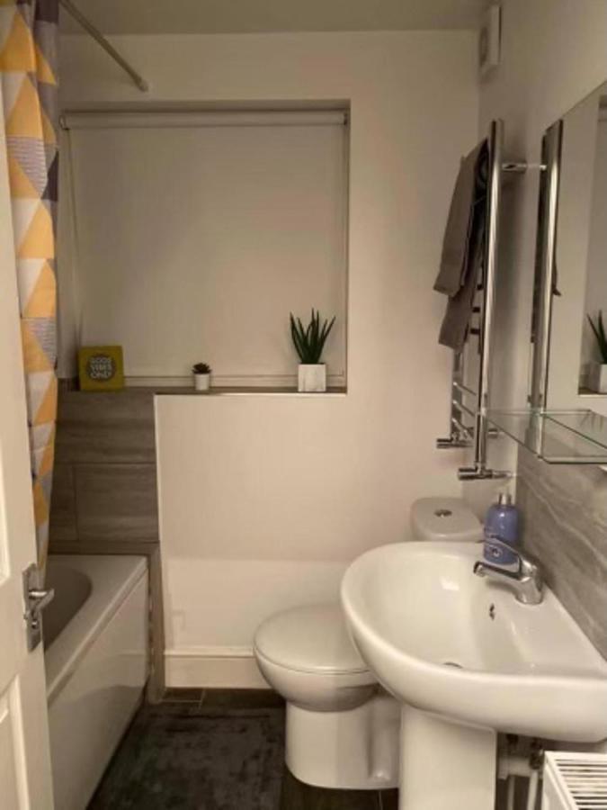 Spacious Four Bedroom Home 3 Bathrooms - Coventry Exterior photo